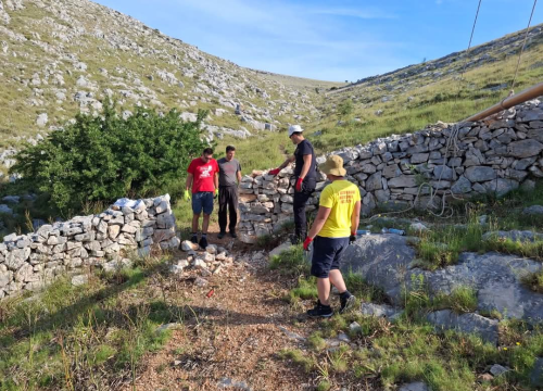 Fotografija 1 - Vodički i tišnjanski vatrogasci u akciji obnove spomen parka u sjećanje na poginule heroje Kornatske tragedije
