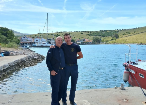 Fotografija 2 - Vodički i tišnjanski vatrogasci u akciji obnove spomen parka u sjećanje na poginule heroje Kornatske tragedije