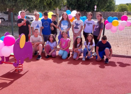 Fotografija 7 - Postor za igru najmlađih: U Mirlović Zagori svečano otvoreno dječje igralište