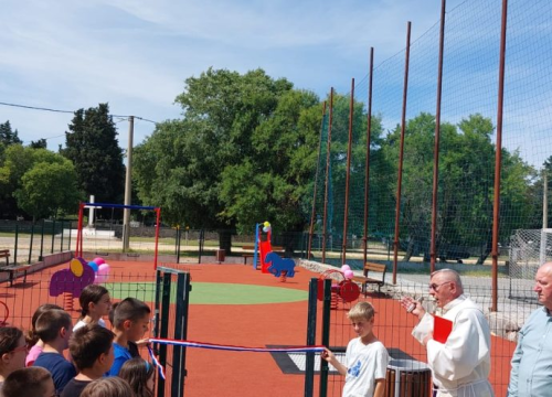 Fotografija 2 - Postor za igru najmlađih: U Mirlović Zagori svečano otvoreno dječje igralište