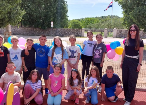 Fotografija 4 - Postor za igru najmlađih: U Mirlović Zagori svečano otvoreno dječje igralište