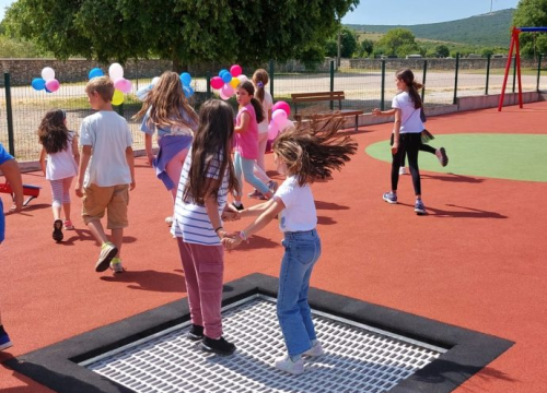 Fotografija 5 - Postor za igru najmlađih: U Mirlović Zagori svečano otvoreno dječje igralište