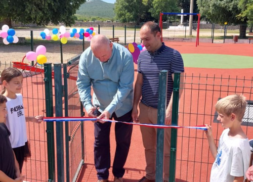 Fotografija 6 - Postor za igru najmlađih: U Mirlović Zagori svečano otvoreno dječje igralište