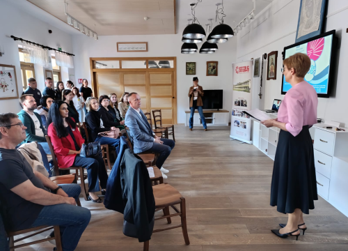 Fotografija 1 - Drniški srednjoškolci na smotri u Belom Manastiru predstavili 'Hrvatsku turističku kutiju iznenađenja'