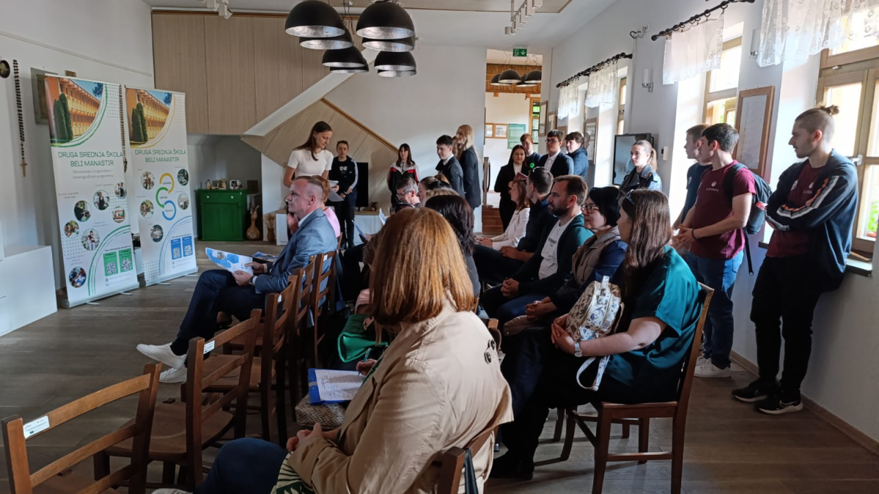 Drniški srednjoškolci na smotri inovativnih radova predstavili 'Hrvatsku turističku kutiju iznenađenja'