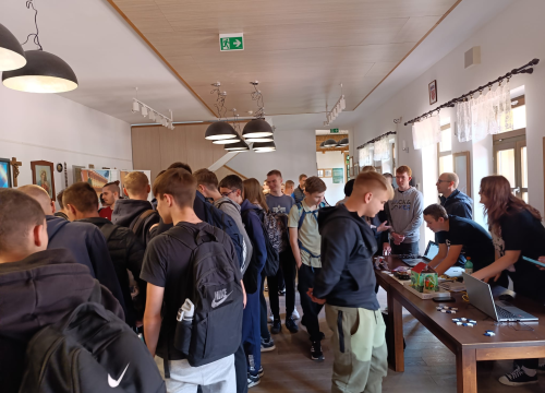 Fotografija 3 - Drniški srednjoškolci na smotri u Belom Manastiru predstavili 'Hrvatsku turističku kutiju iznenađenja'