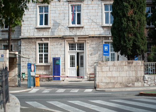 Novim pravilnikom liječnici će smjeti raditi kod privatnika tek nakon pet godina staža