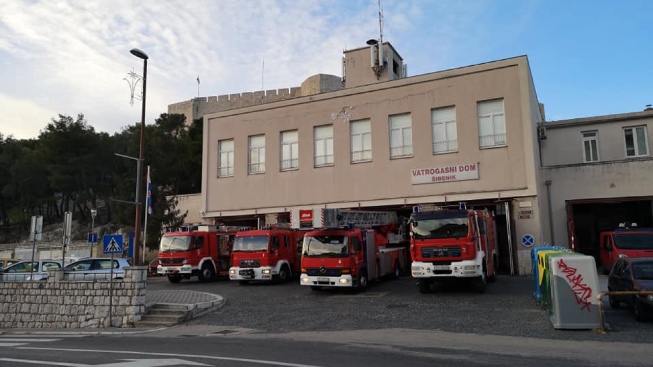 Šibenski vatrogasci noćas vodili bitku ne s vatrom nego s vodom