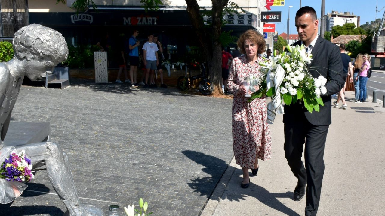 Župan Rakić položio cvijeće kod spomenika Draženu Petroviću i Draženovog koša