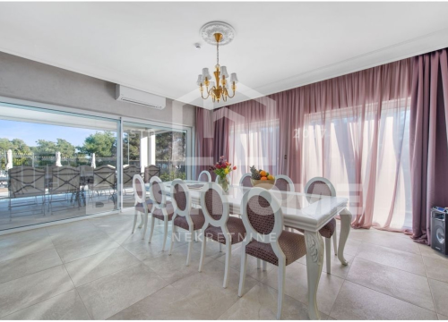 Fotografija 9 - 'Dvorac' u centru Vodica: Na oglasima osvanula luksuzna vila od 530 kvadrata