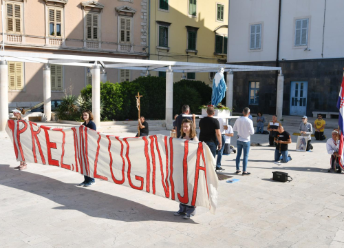 Molitelji opet klečali pred gradskom upravom, pogled prema Poljani skrivale aktivistice