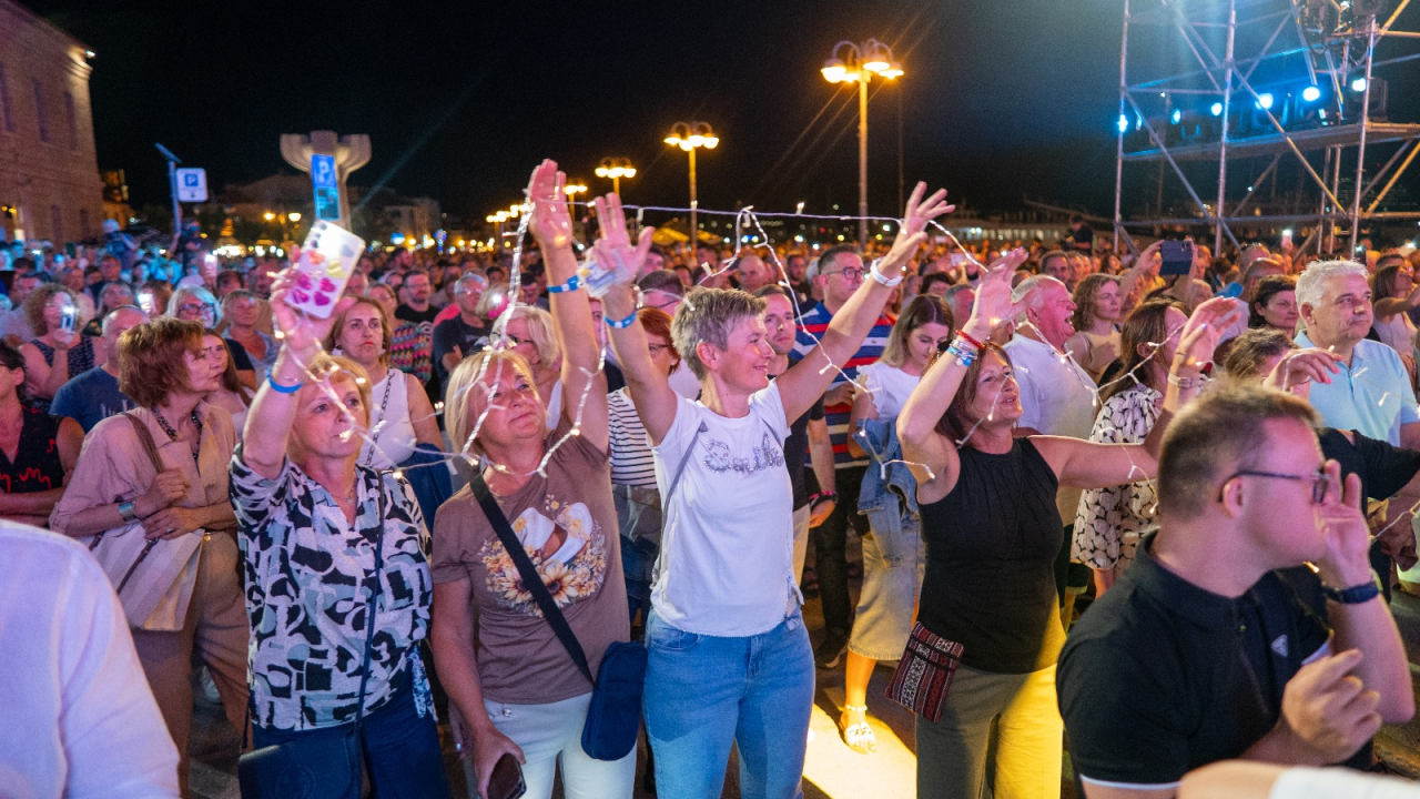 Prva večer CMC festivala u Vodicama oduševila publiku: The Frajle zagrijale atmosferu, Mladen Grdović izazvao delirij na rivi