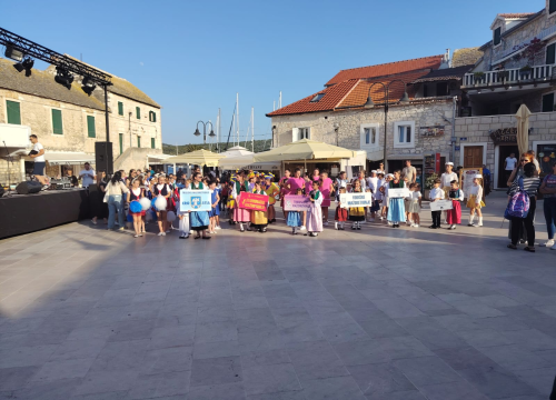 Fotografija 4 - Na primoštenskom trgu Rudine zaplesalo 180 mažoretkinja