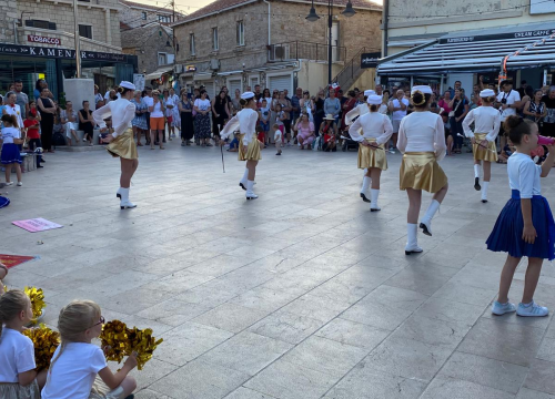 Fotografija 1 - Na primoštenskom trgu Rudine zaplesalo 180 mažoretkinja
