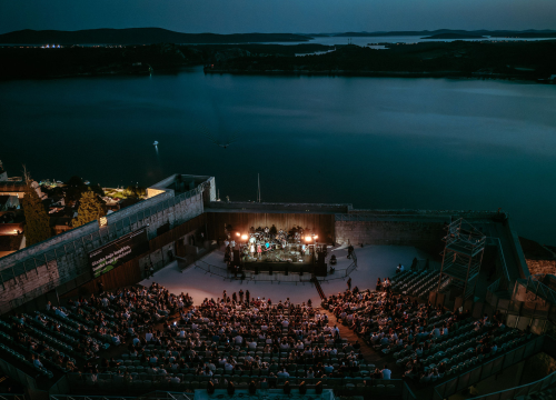 Fotografija 11 - Počelo koncertno ljeto na Tvrđavi sv. Mihovila: Belan proslavio 40 godina karijere i 11 godina pozornice
