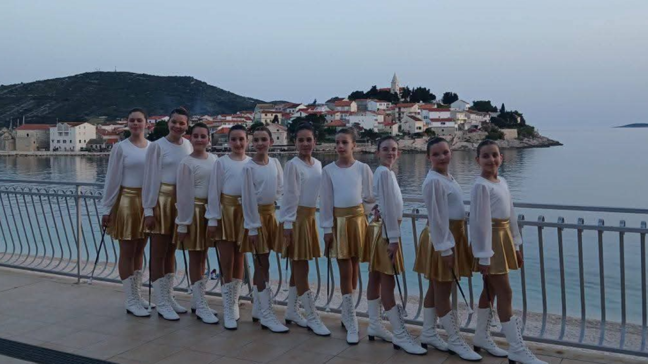 Na primoštenskom trgu Rudine zaplesalo 180 mažoretkinja