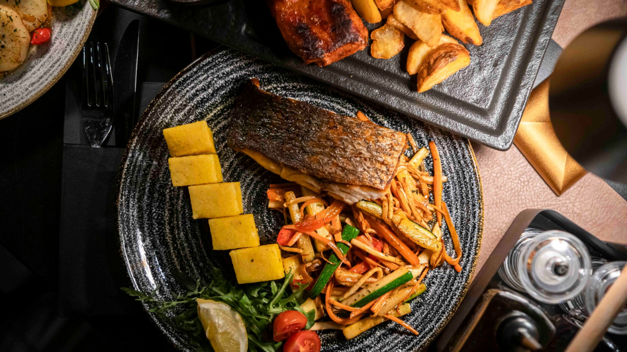 Uživajte u vrućim ljetnim danima uz mirise s grilla i živu svirku na terasi Leonardo BBQ & More!