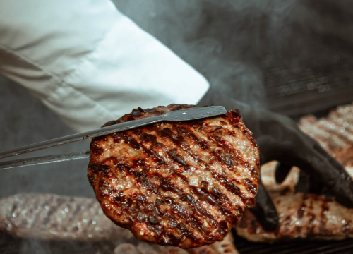 Fotografija 3 - FOTO Uživajte u vrućim ljetnim danima uz mirise s grilla i živu svirku na terasi Leonardo BBQ & More!