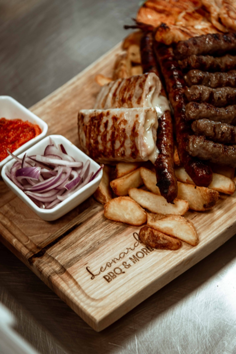 FOTO Uživajte u vrućim ljetnim danima uz mirise s grilla i živu svirku na terasi Leonardo BBQ & More!