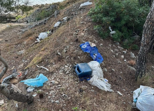 Umjesto šetnje uz more, u uvali Duboka dočekat će vas šetnja uz hrpu smeća