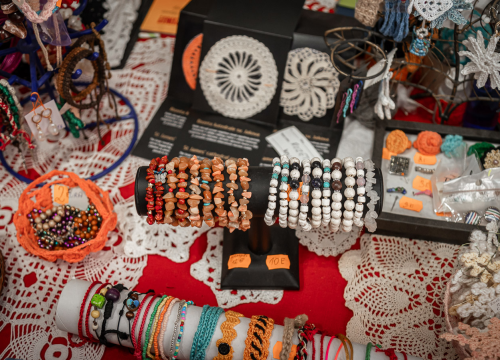 Fotografija 4 - Časna Hilda radi u samostanskoj suvenirnici