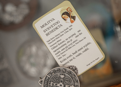 Fotografija 7 - Časna Hilda radi u samostanskoj suvenirnici