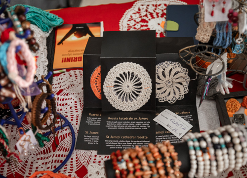 Fotografija 8 - Časna Hilda radi u samostanskoj suvenirnici