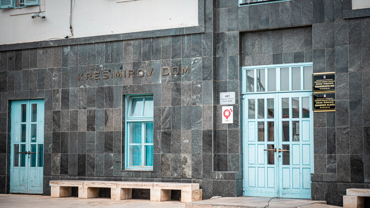 U tijeku sastanak Karajice i gradonačelnika Burića. Prostor oko Gradske uprave jutros osiguravala policija