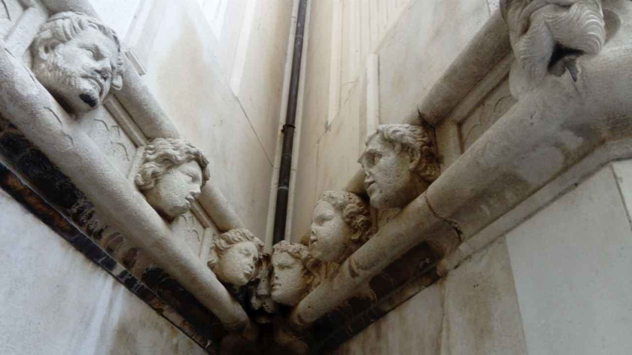 Od najranijih zapisa: U 14. i 15. stoljeću većina Šibenčana još nije imala prezime, dok ih u zaleđu nije imao nitko