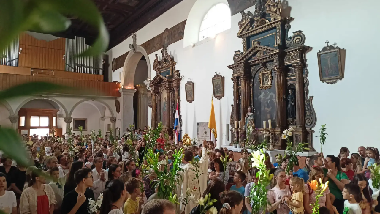 U crkvi sv. Frane blagoslov djece i ljiljana