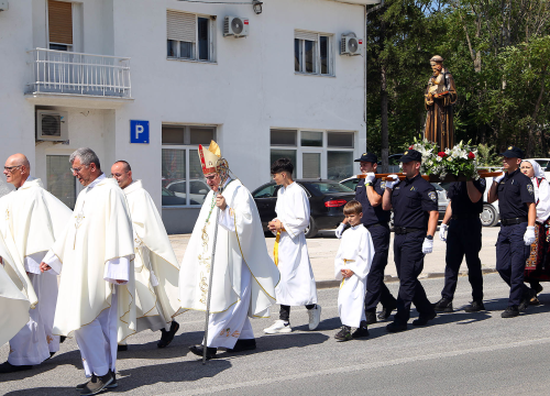 Fotografija 14 - Biskup Rogić predvodio misno slavlje u Kninu povodom blagdana sv. Ante Padovanskog