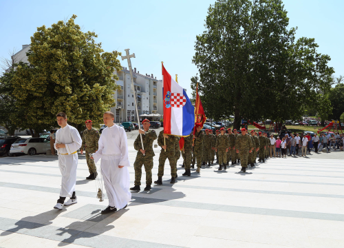 Fotografija 15 - Biskup Rogić predvodio misno slavlje u Kninu povodom blagdana sv. Ante Padovanskog