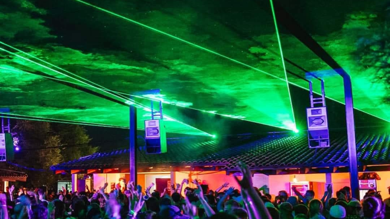 Tisno postaje epicentar elektronske glazbe: Čak 8 vrhunskih festivala i Barbarellas afteri garantiraju ljeto za pamćenje