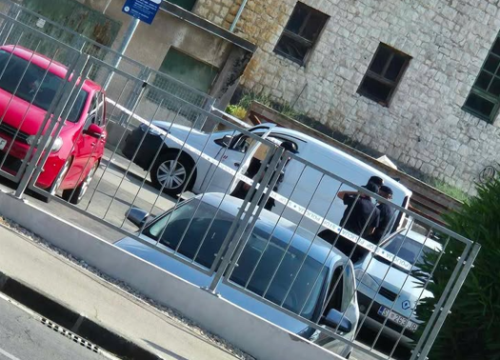 Fotografija 2 - Pucanj iz vatrenog oružja kod Kauflanda u Šibeniku: Ozlijeđeni muškarac prevezen u bolnicu