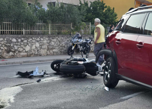 U Njivicama sudar motora i automobila, hitna i policija na terenu