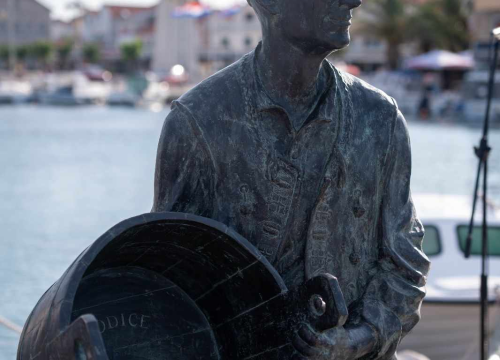 Fotografija 7 - Predstavljen brončani 'Šime': Simbol vodičkih težaka s najljepšim pogledom na more