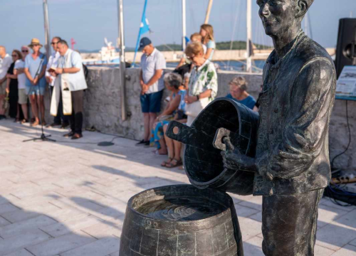 Fotografija 4 - Predstavljen brončani 'Šime': Simbol vodičkih težaka s najljepšim pogledom na more