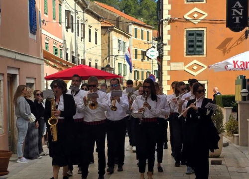Glazbena promenada u Skradinu: Skradinski i karlovački glazbari prošetat će kroz grad u ritmu