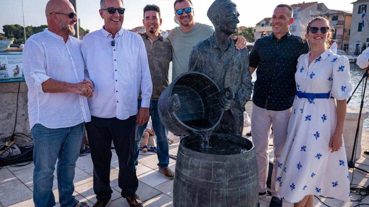 Predstavljen brončani 'Šime': Simbol vodičkih težaka s najljepšim pogledom na more