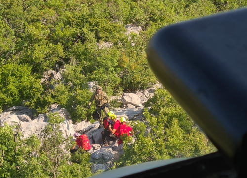Fotografija 4 - Helikopter HRZ-a sudjelovao u dramatičnoj akciji spašavanja promrzle osobe na Biokovu