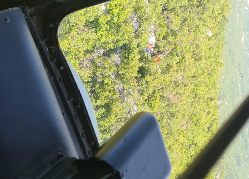 Fotografija 3 - Helikopter HRZ-a sudjelovao u dramatičnoj akciji spašavanja promrzle osobe na Biokovu
