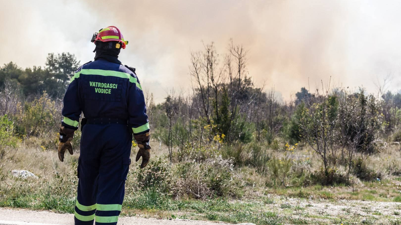 Murter, Šibenik, Vodice, Tisno... Požari i tehničke intervencije vatrogasaca diljem županije