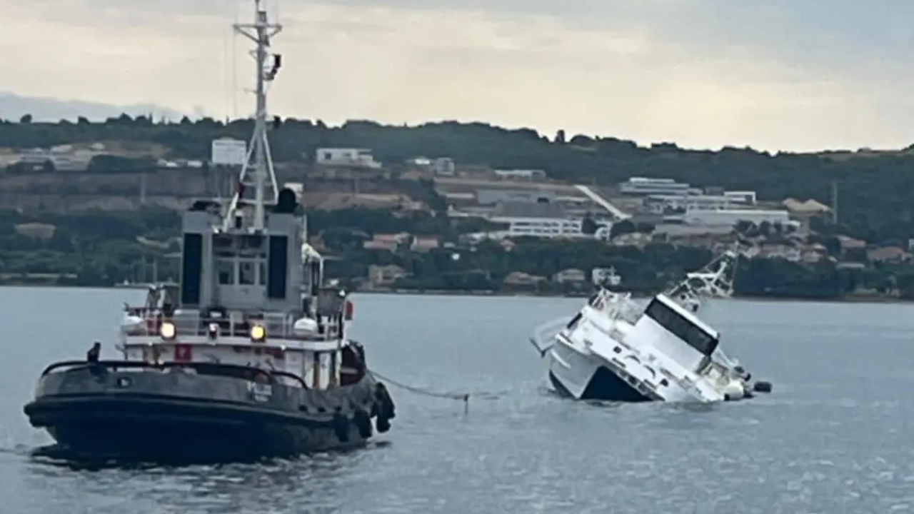 Katamaran 'Melita' priprema se za tegljenje u šibensko remontno brodogradilište