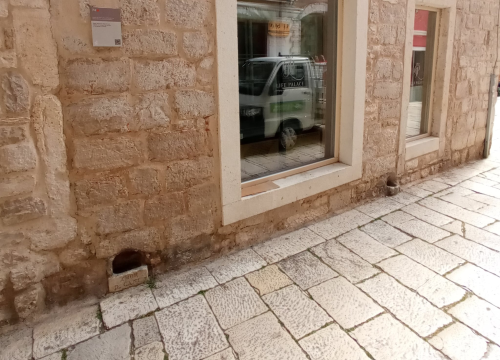 Fotografija 1 - Šibenska ‘urbana legenda’ da je posudica za pse u Kalelargi iz 16. stoljeća samo je još jedna u nizu netočnih priča