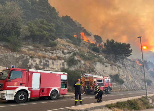 Fotografija 5 - Ogroman požar u Pisku, vatrogascima bura otežava posao: Zatvoren promet na magistrali