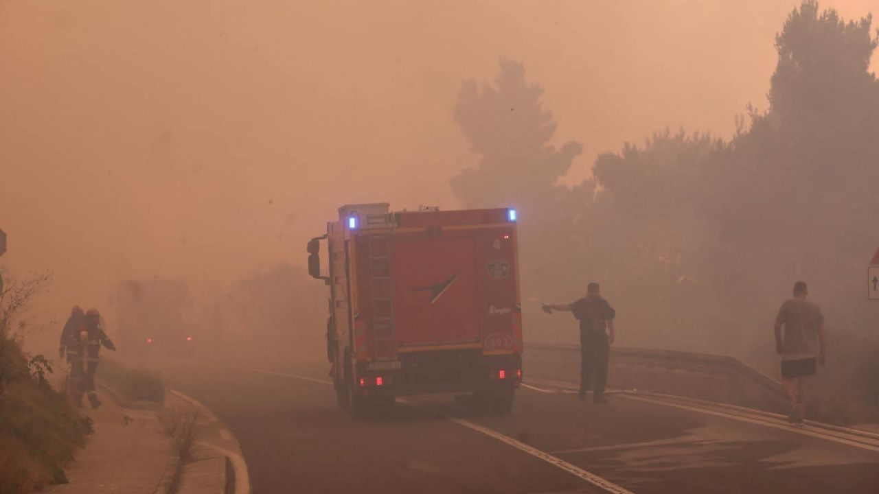 Policija: Požari kod Makarske i Omiša su podmetnuti, naći ćemo piromana
