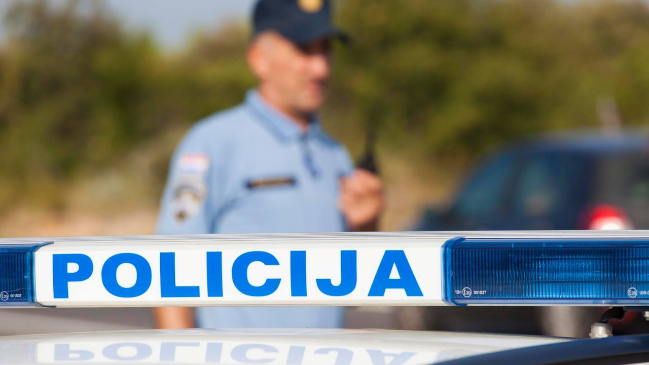 Carinici u Kninu zaustavili pijanog vozača (37). Predao im i 'šaku trave'