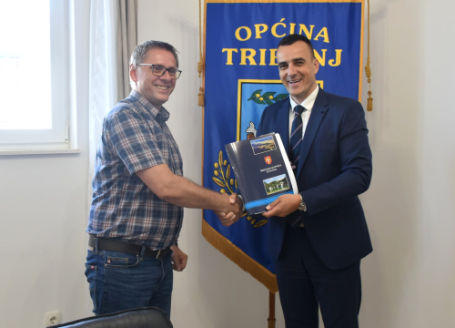 Fotografija 3 - Potpisan ugovor za rekonstrukciju i dogradnju Područne škole u Tribunju