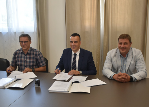 Fotografija 4 - Potpisan ugovor za rekonstrukciju i dogradnju Područne škole u Tribunju