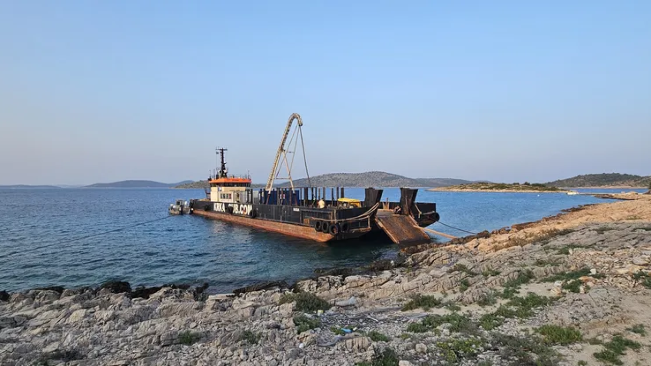 Šibenska Elektra uspješno položila novi podmorski kabel na dionici Tribunj – Logorun – Kaprije